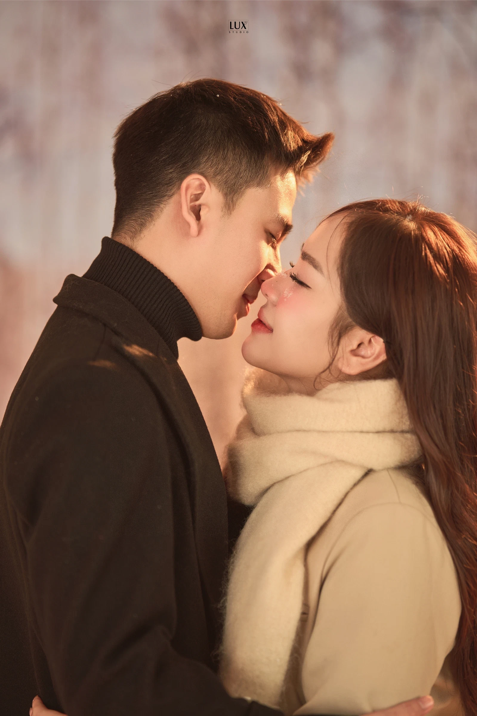 Cặp đôi áo ấm tựa má vào nhau