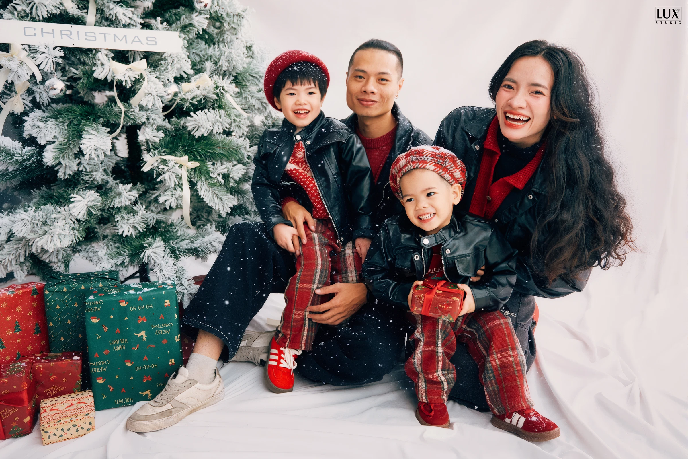 GIA ĐÌNH CHỊ HUYỀN NOEL — Family