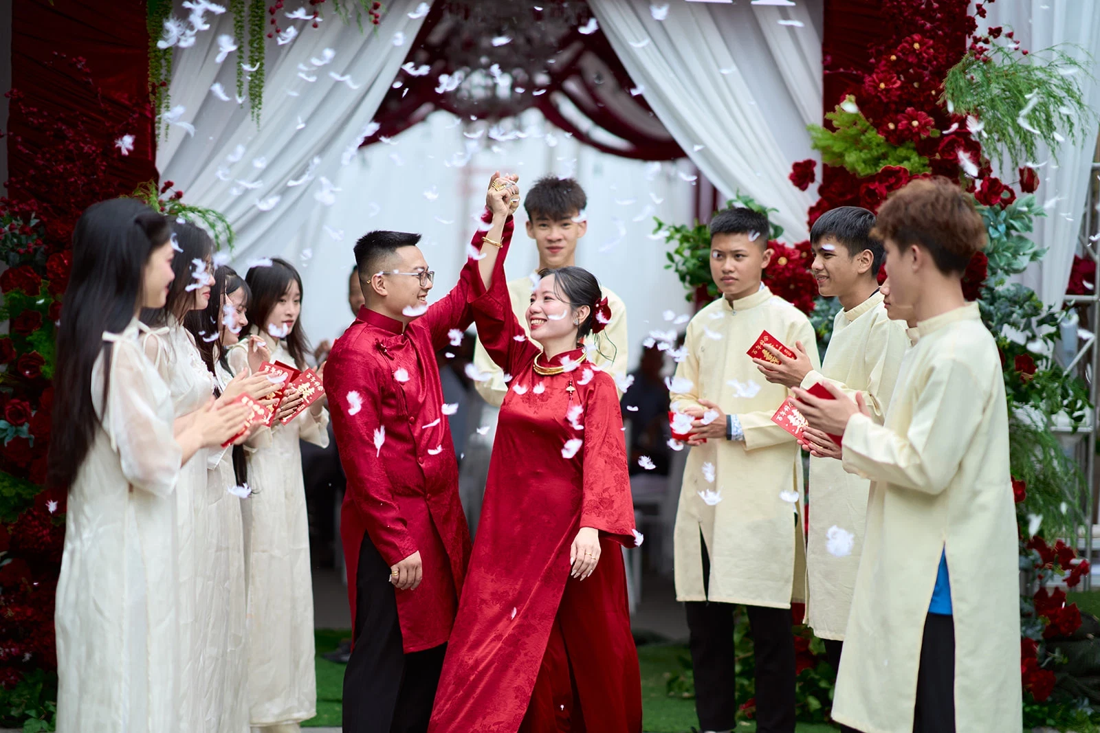 Hai họ tung cánh hoa chúc mừng trong lễ cưới