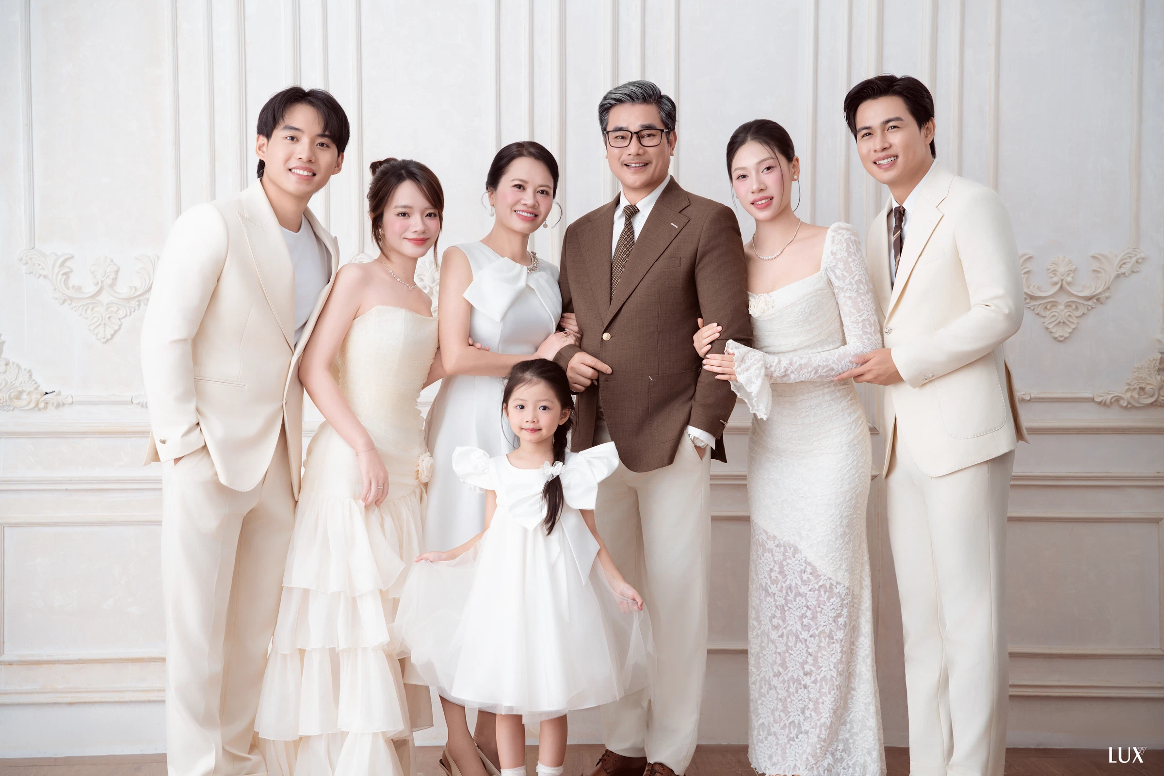 Gia đình tường phào be — Family