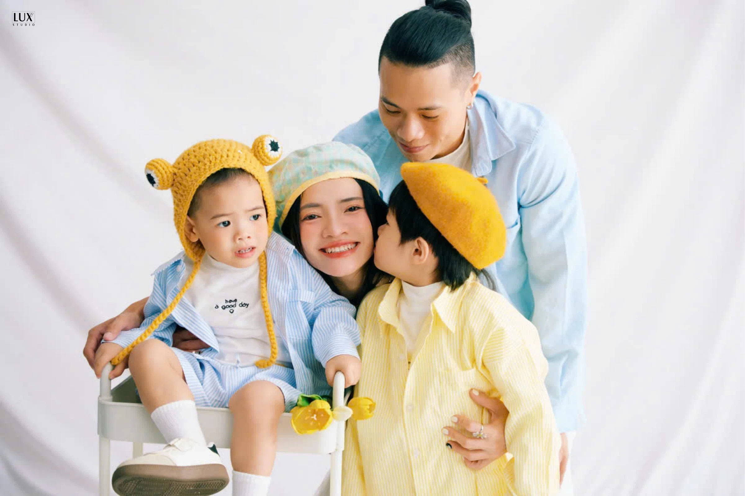 Chụp ảnh gia đình 4 người ở studio: bố cục và tạo dáng