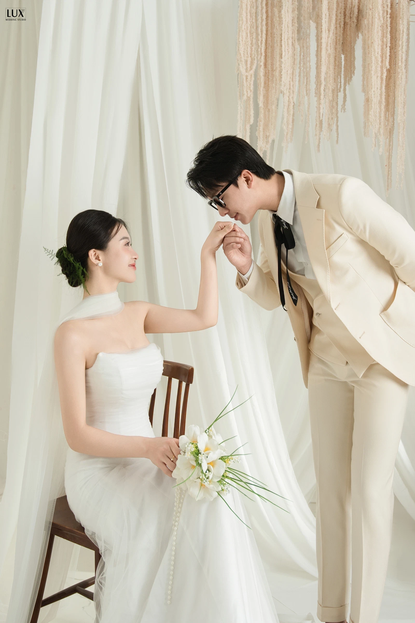 Làm album ảnh cưới: từ những tấm ảnh đến cuốn sách kỷ niệm