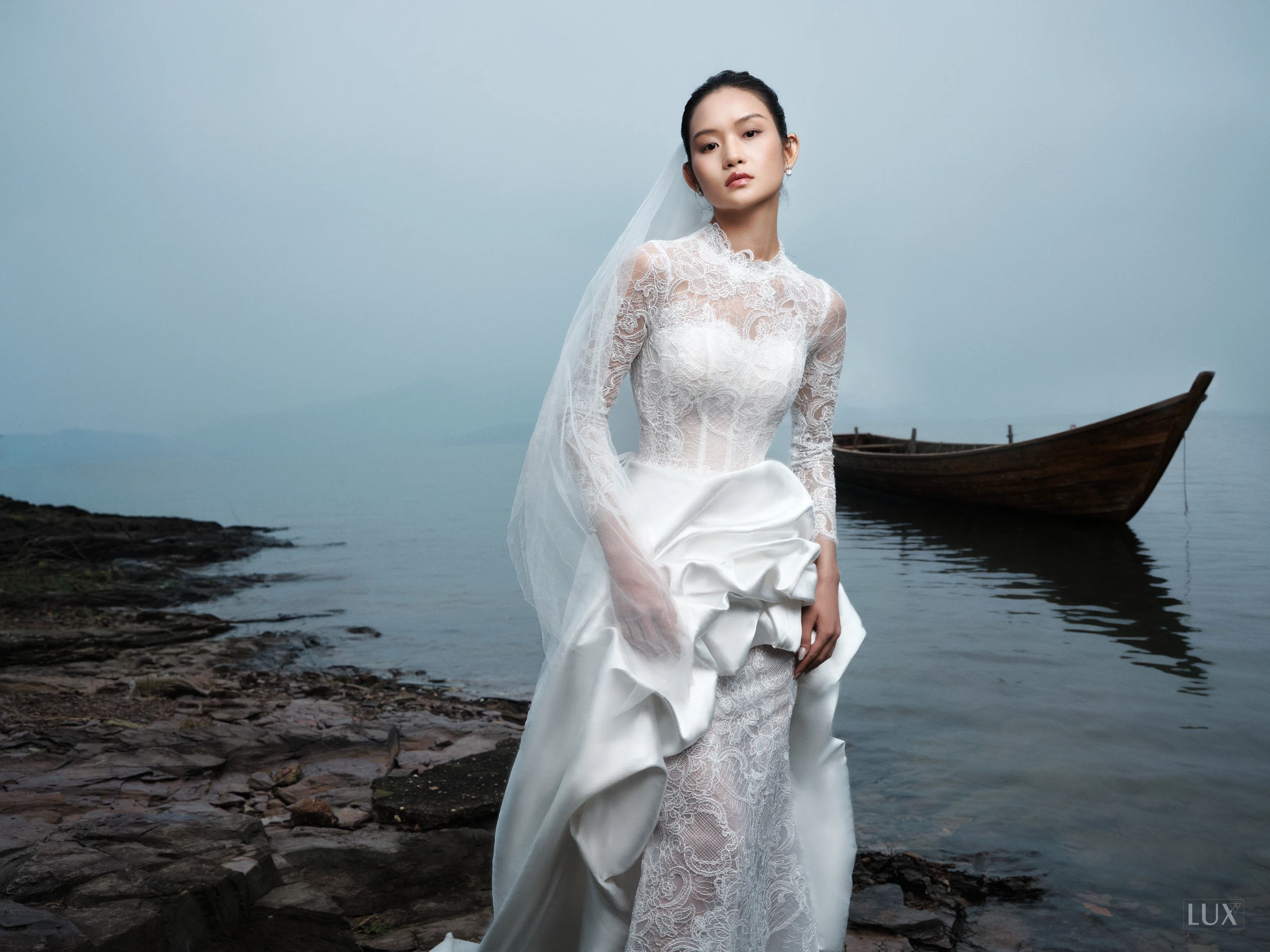 Cô dâu mặc váy Royal cạnh bờ biển