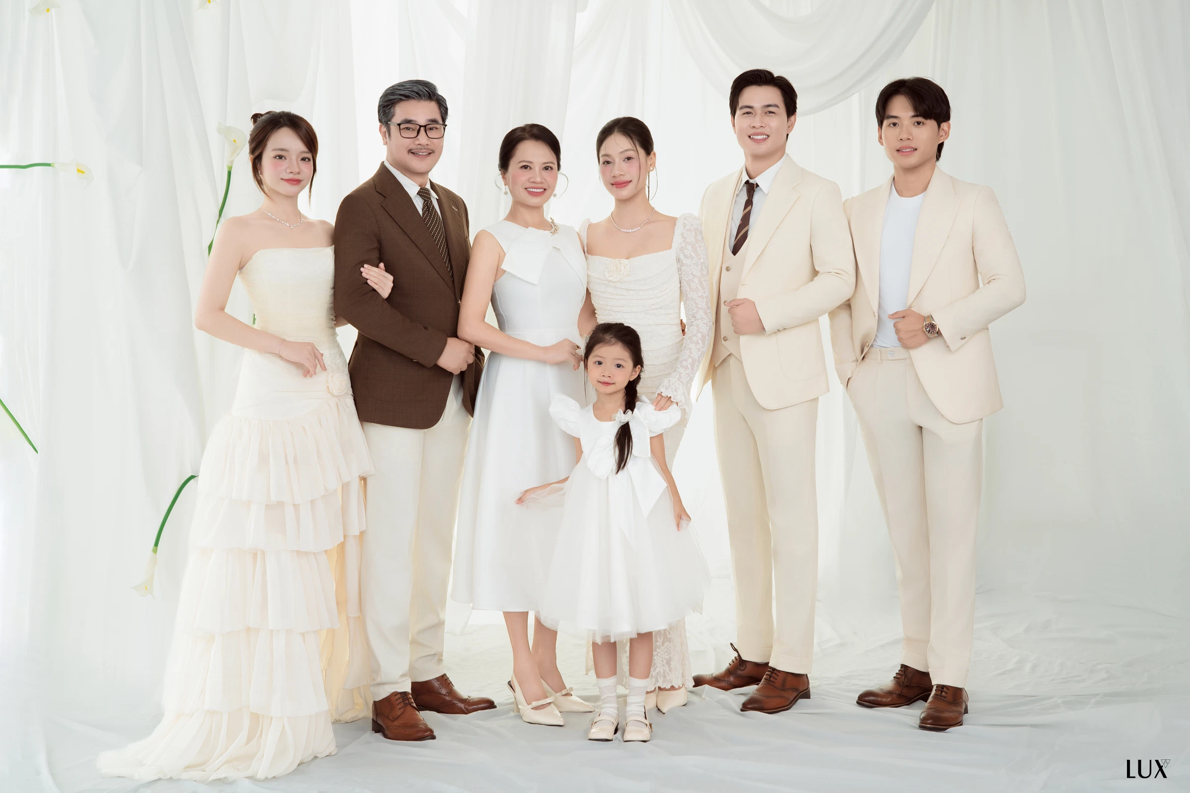 Gia đình phông vải trắng — Family