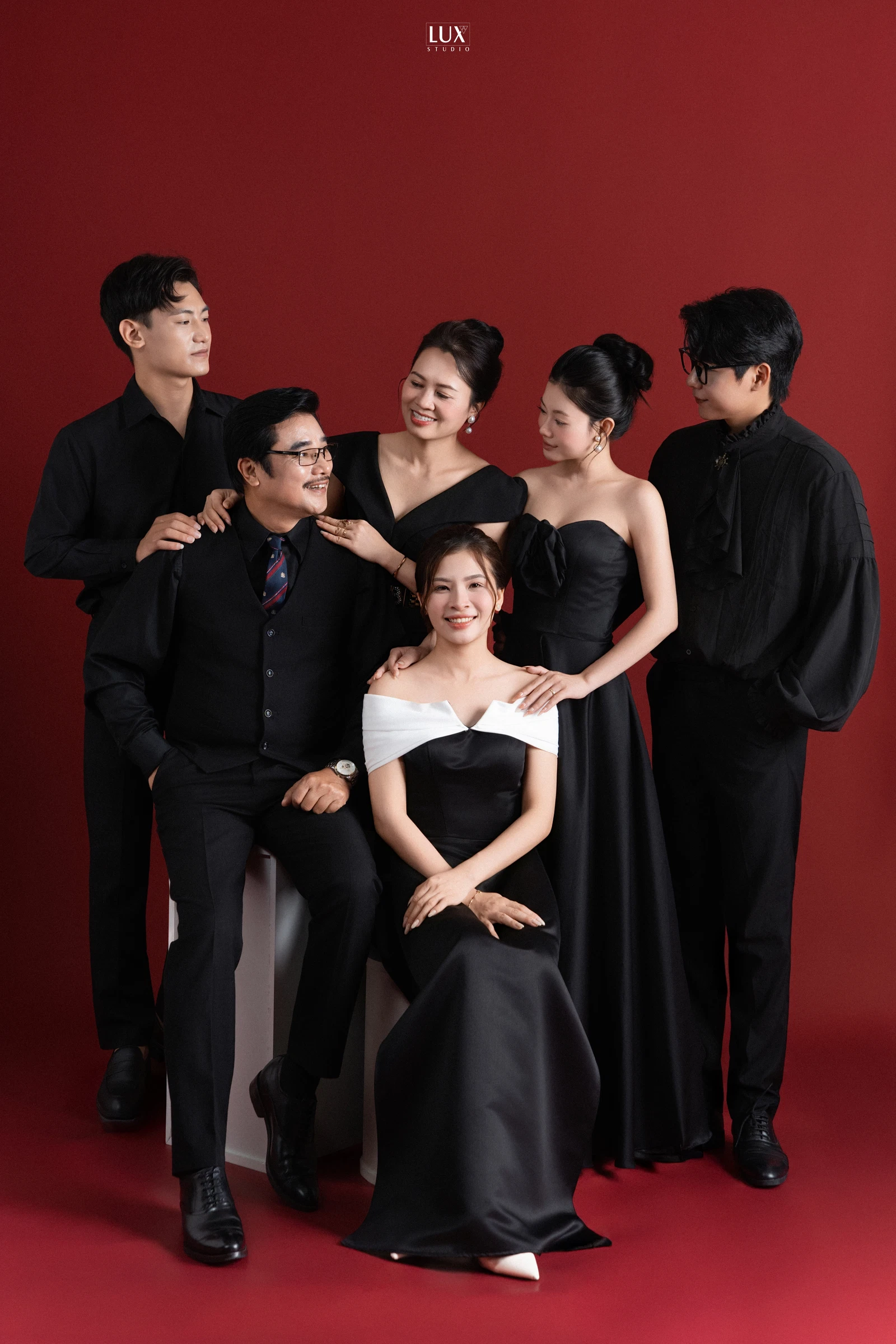 CONCEPT PHÔNG ĐỎ ĐỒ ĐEN — Family