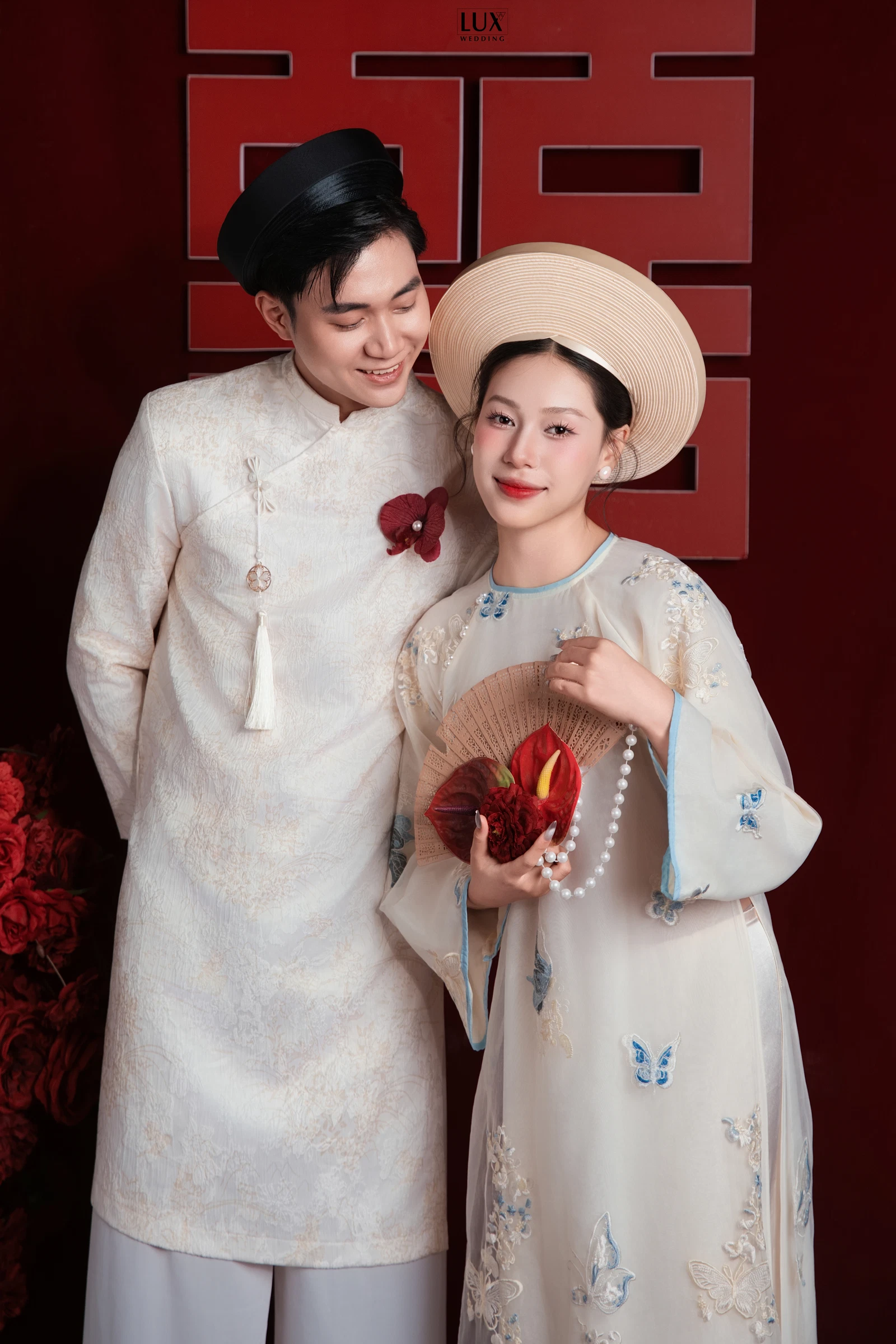 CONCEPT ÁO DÀI BE PHÔNG VẢI NHUNG HOA ĐỎ — Ảnh cưới