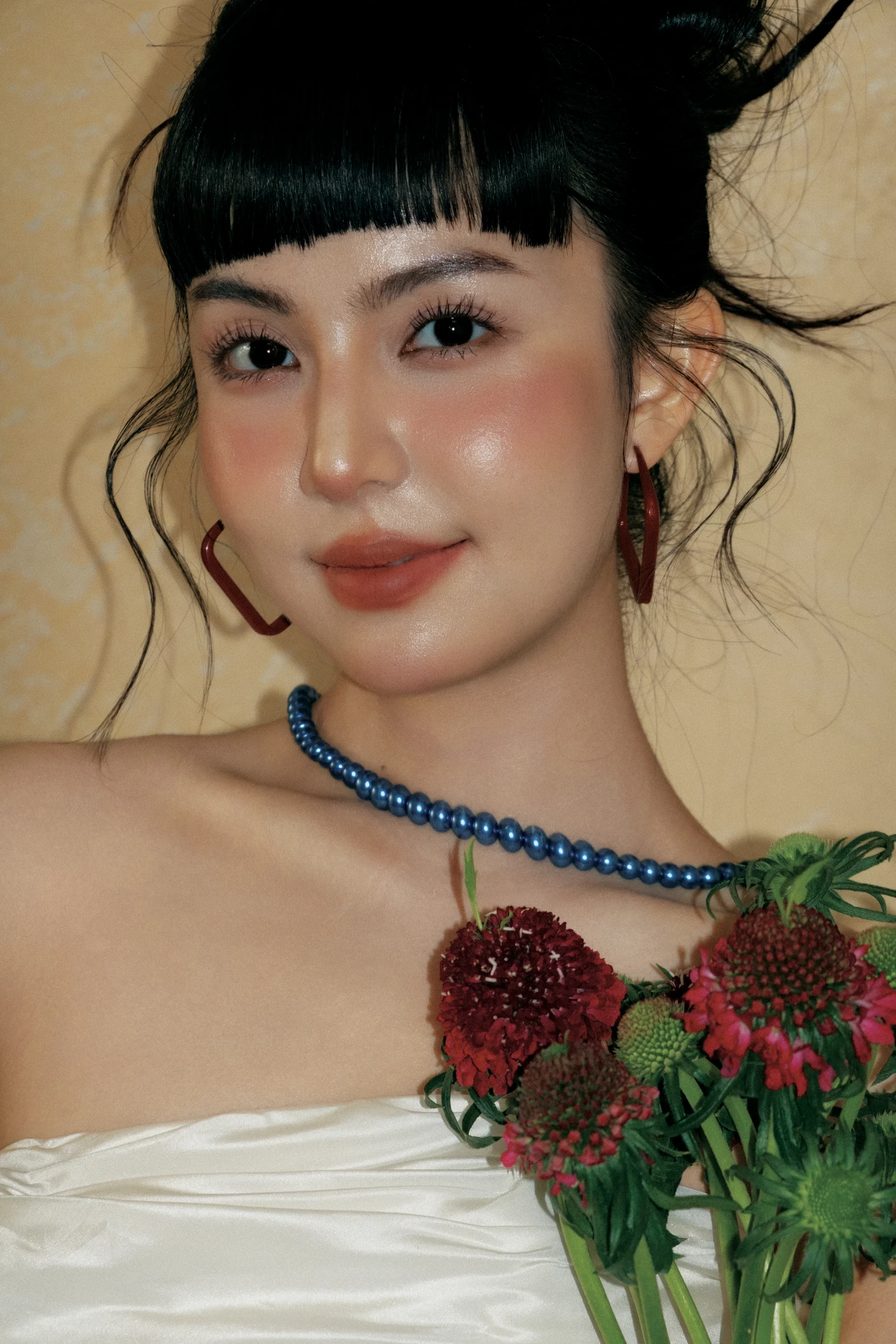 Cô dâu makeup cá tính với tóc mái và vòng cổ