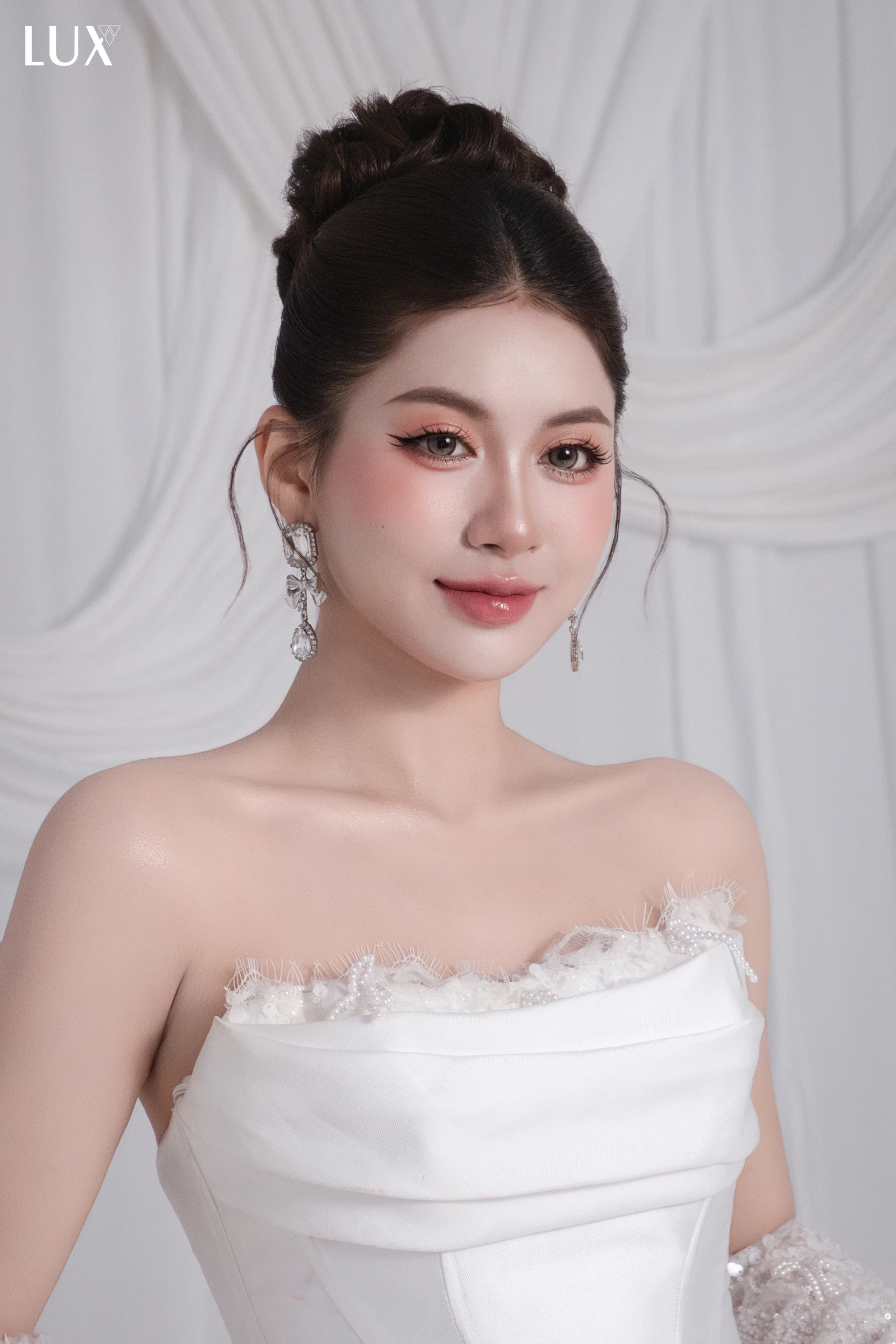 Cô dâu búi tóc cao với váy cúp ngực
