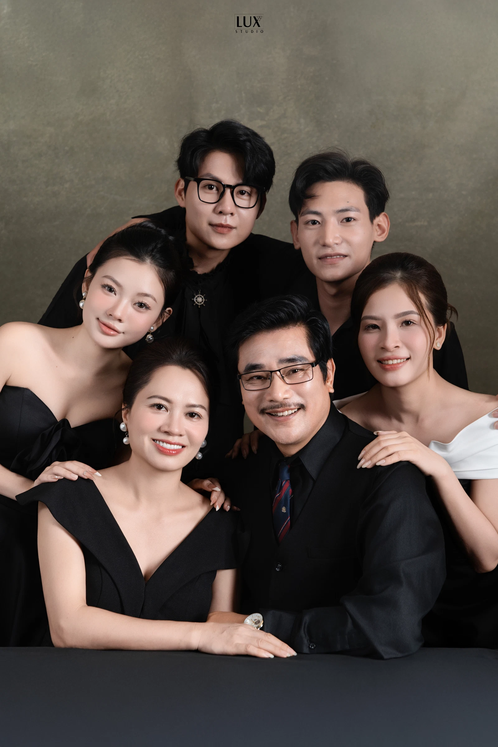 CONCEPT PHÔNG XANH VÁY ĐEN — Family