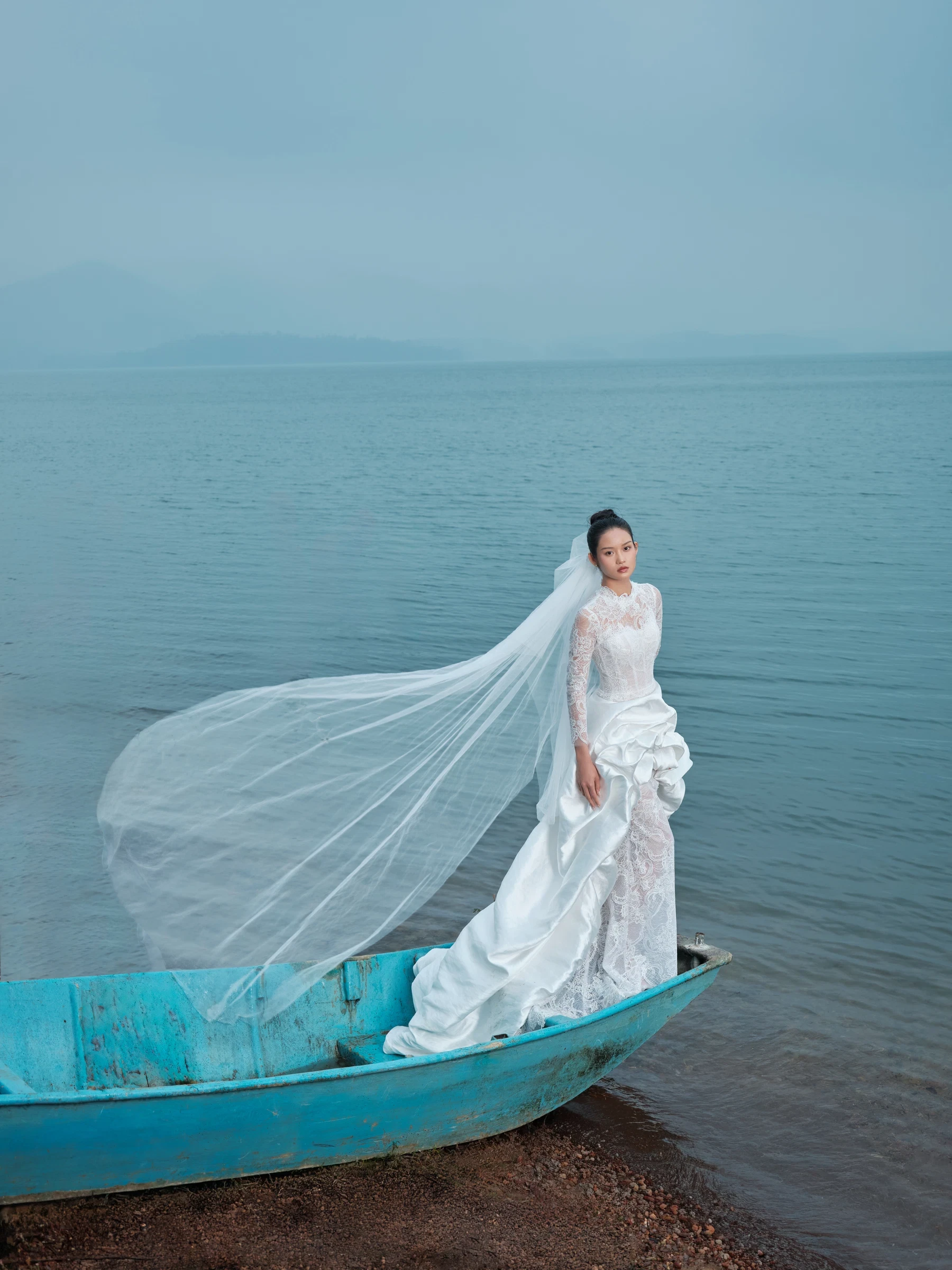 Cô dâu mặc váy Royal trên thuyền bên mặt nước