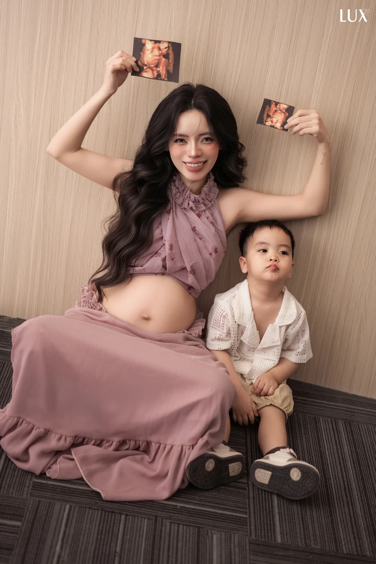 Mẹ bầu cùng con trai trong concept tông hồng
