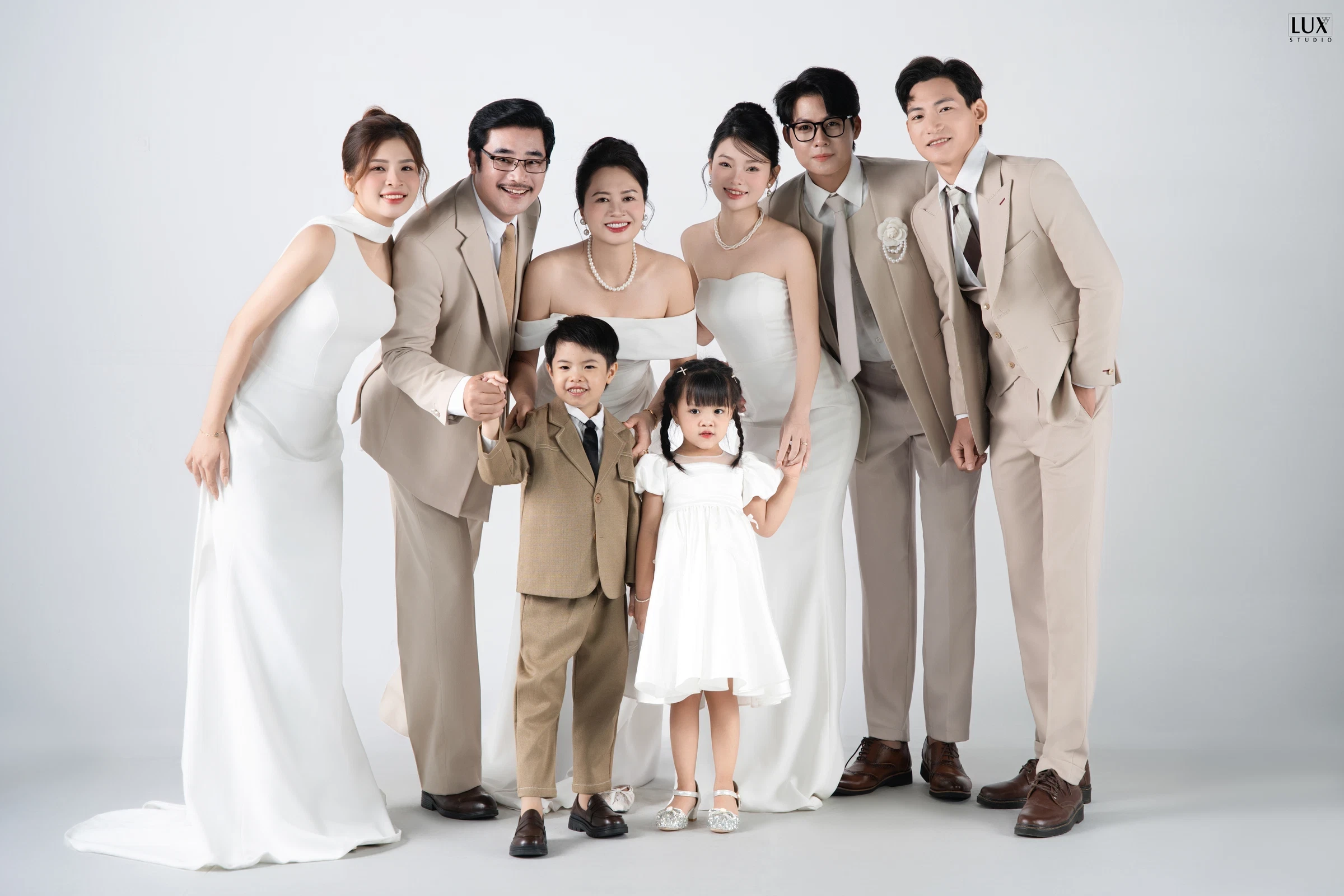 Đại gia đình mặc tông trắng be trong studio