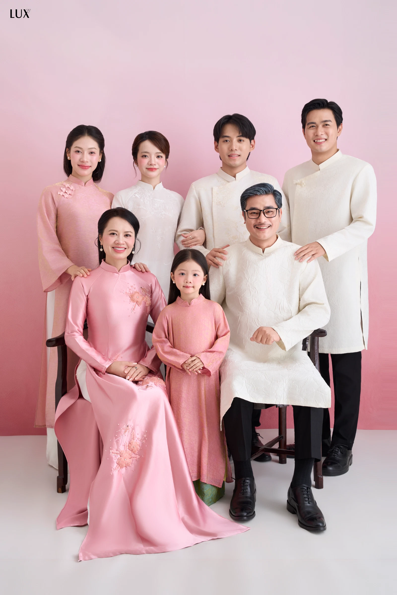 Gia đình phông hồng áo dài — Family