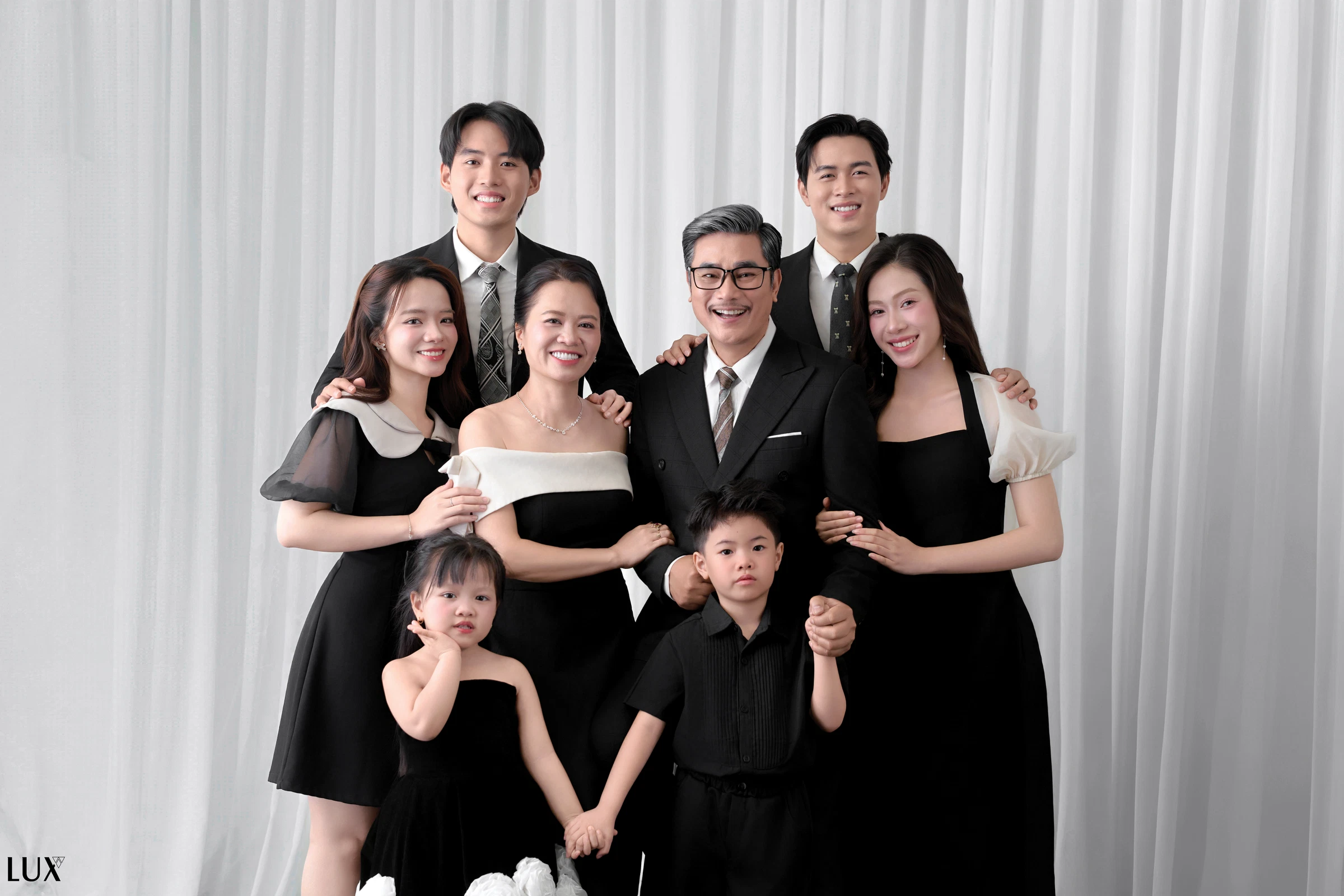 Gia đình phông voan trắng — Family