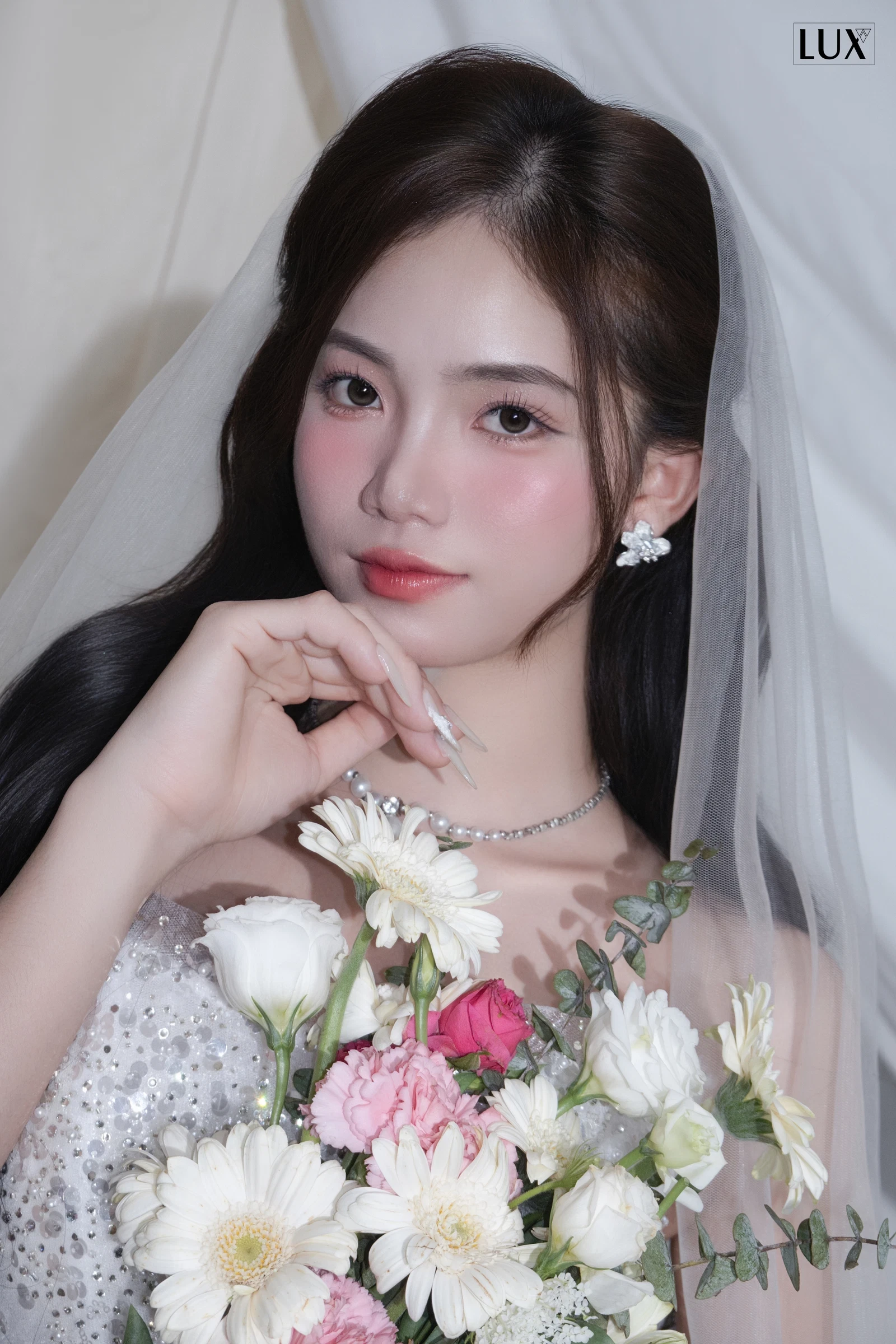 Cô dâu tóc xõa cầm hoa với lớp makeup trong trẻo