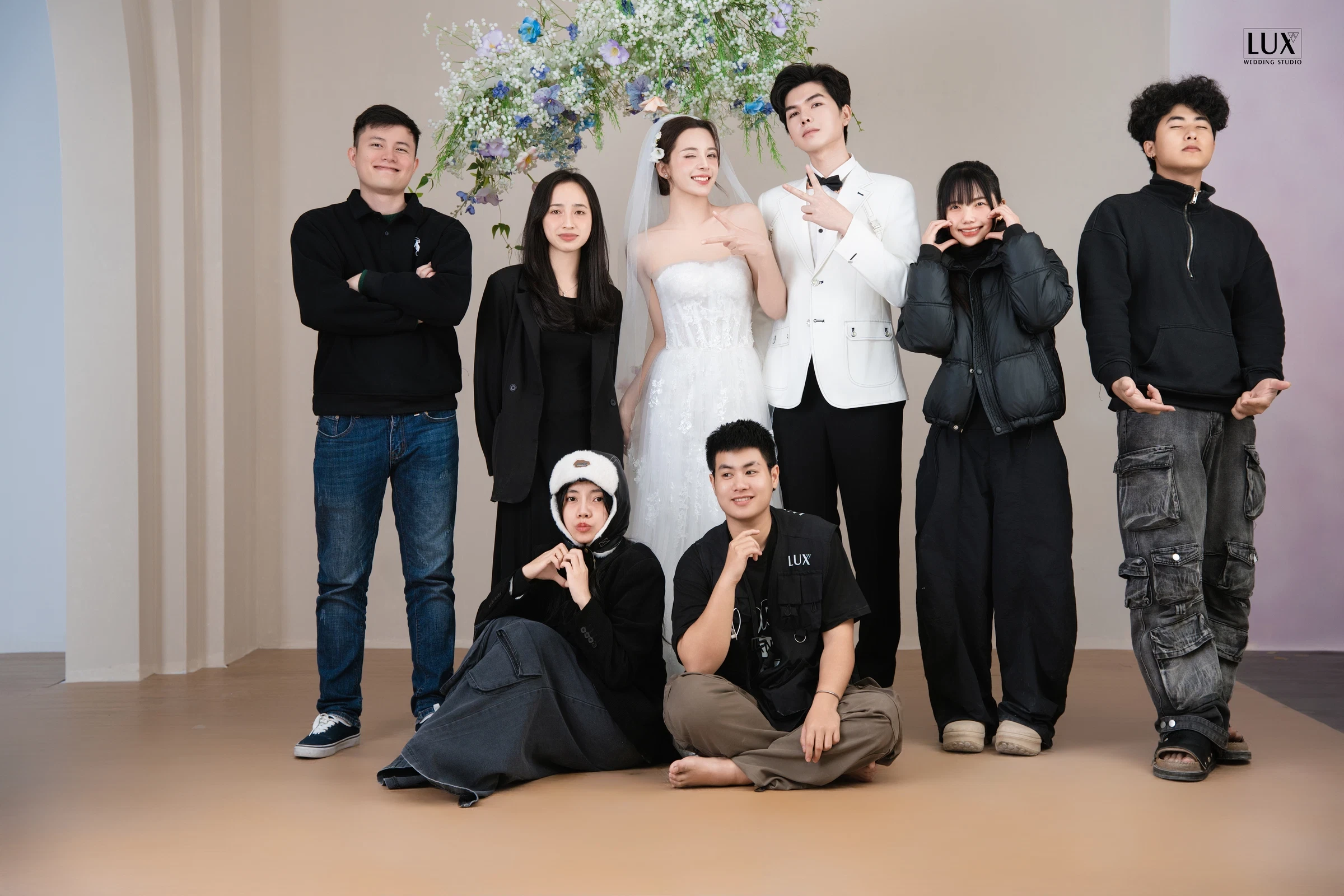 Ekip LUX chụp ảnh tập thể cùng cô dâu chú rể trong studio