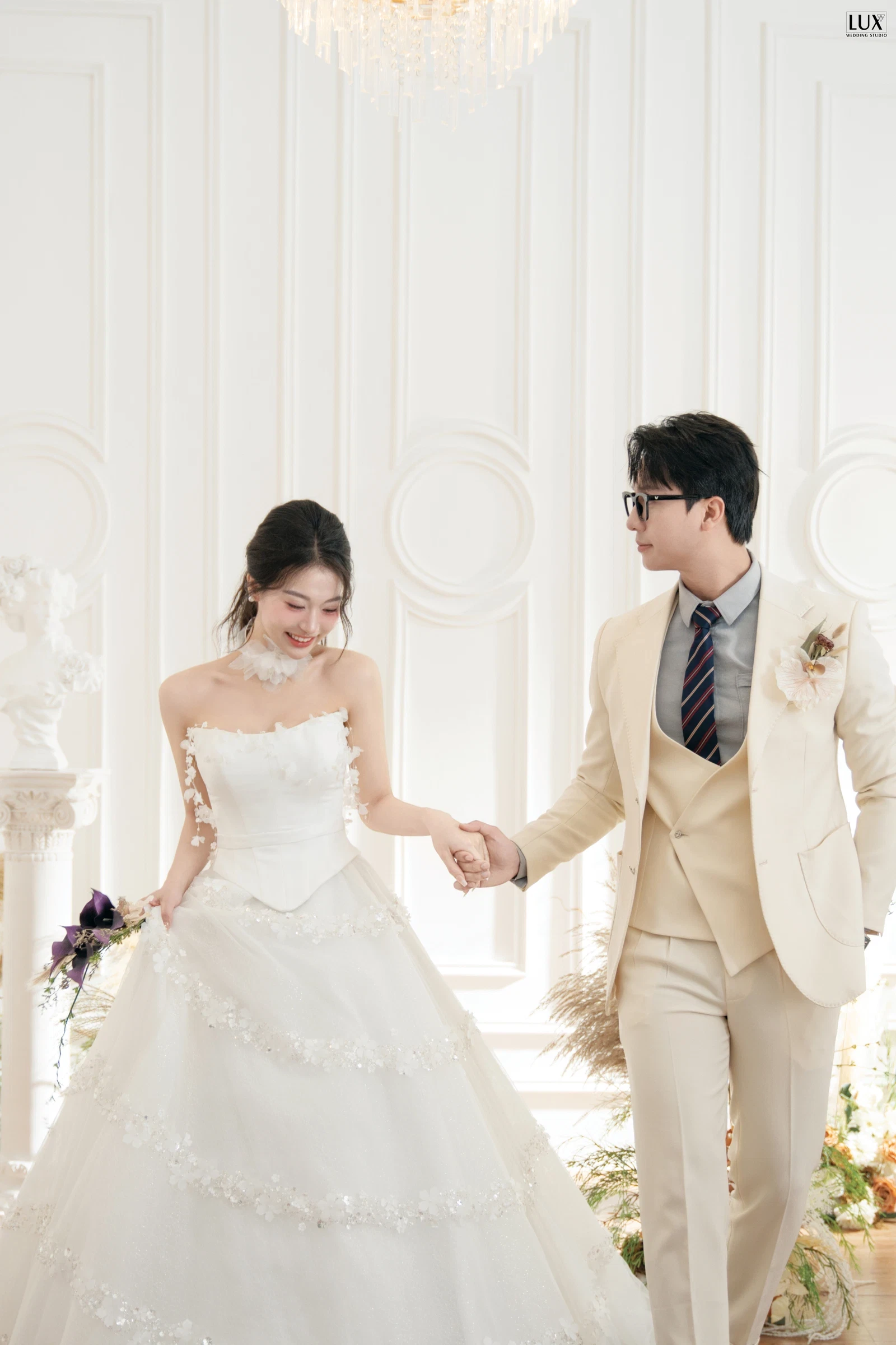 Tạo dáng chụp ảnh cưới trong studio tự nhiên, không gượng