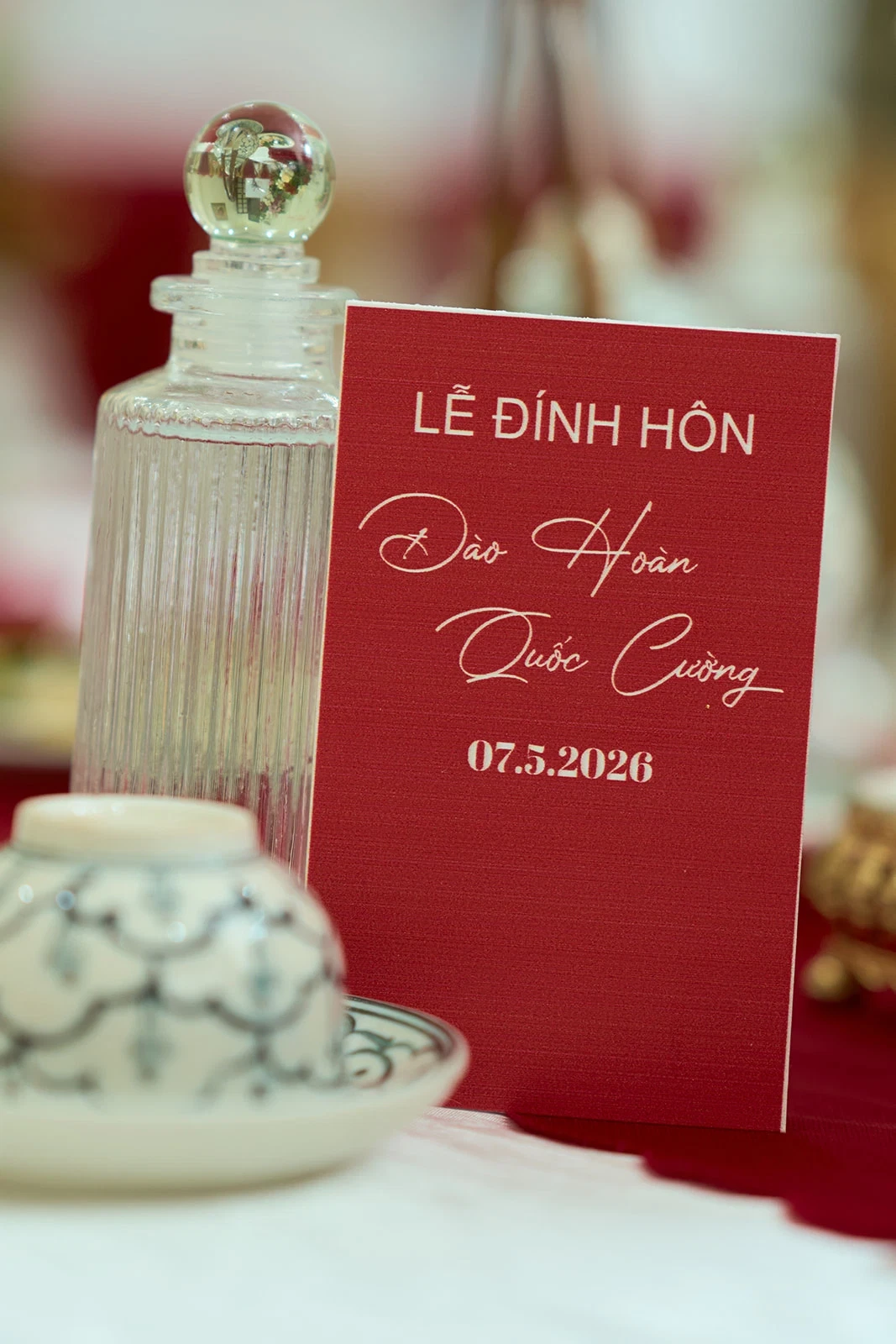 Thiệp lễ đính hôn và bộ ấm chén trên bàn lễ