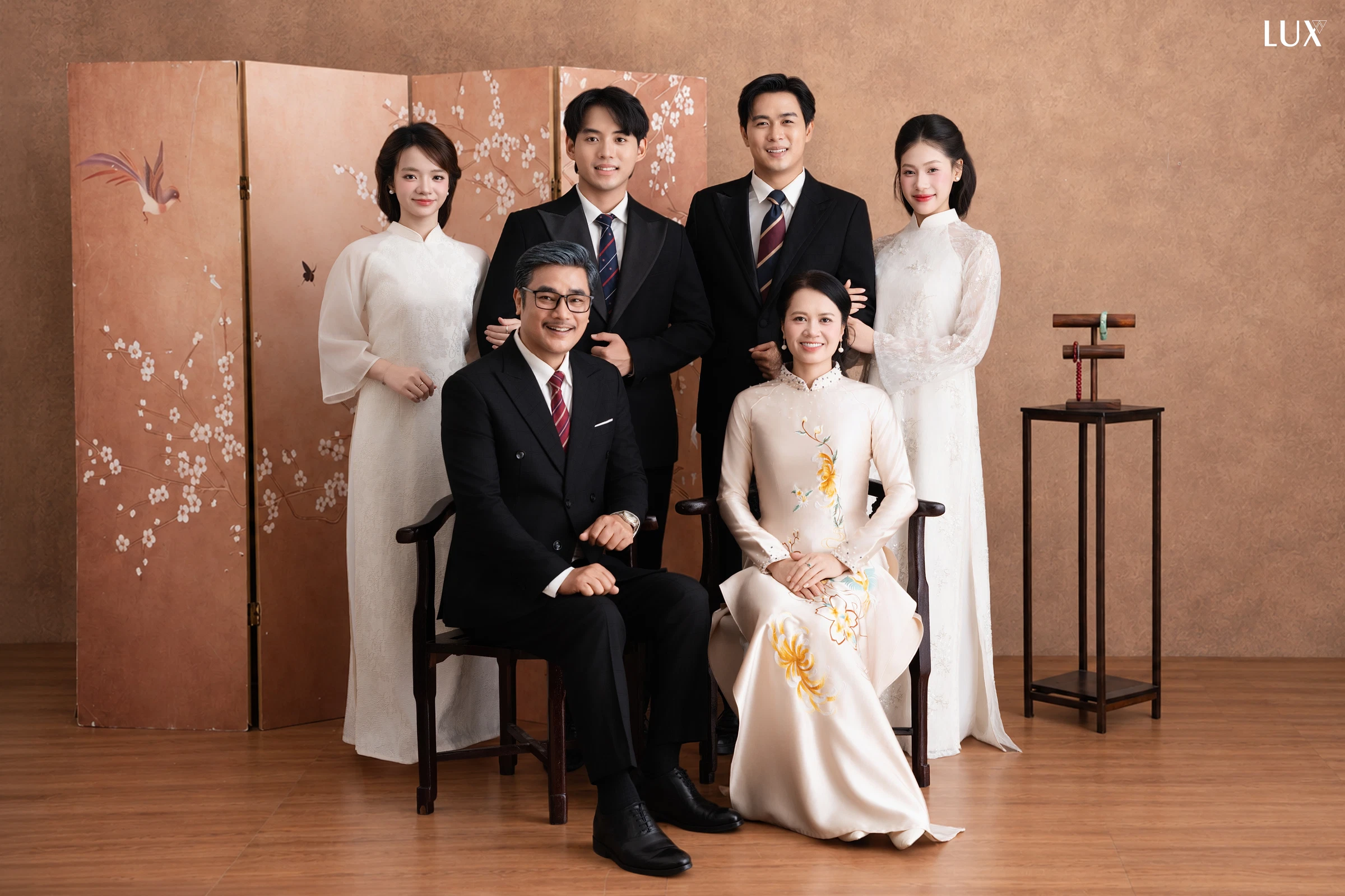 GIA DINH AO DAI TRANG PHONG NAU — Family
