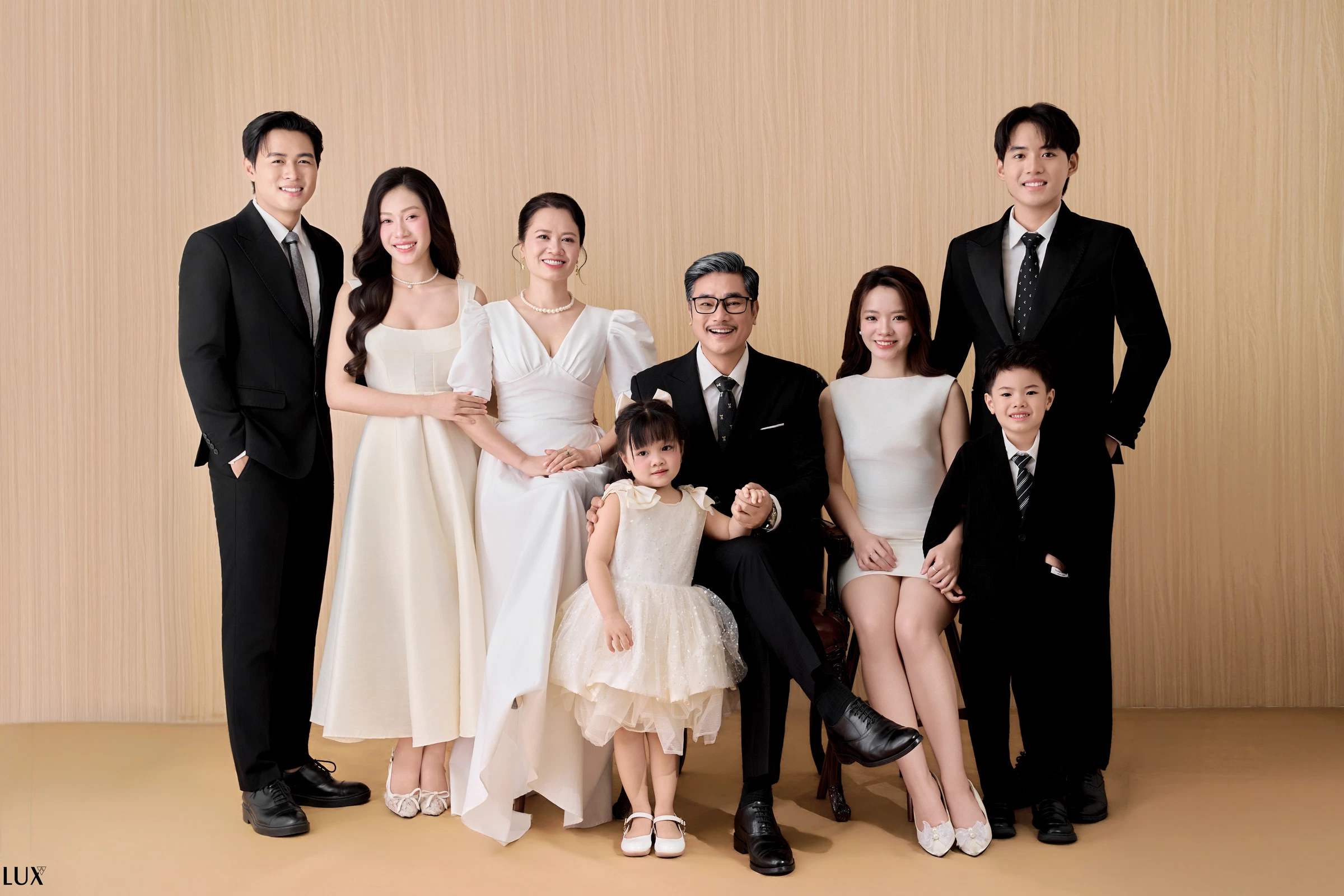 Gia đình tường nâu — Family
